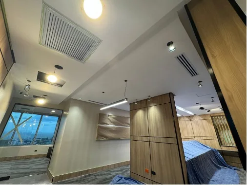 Linear air-conditioning diffusers integrated into an office ceiling