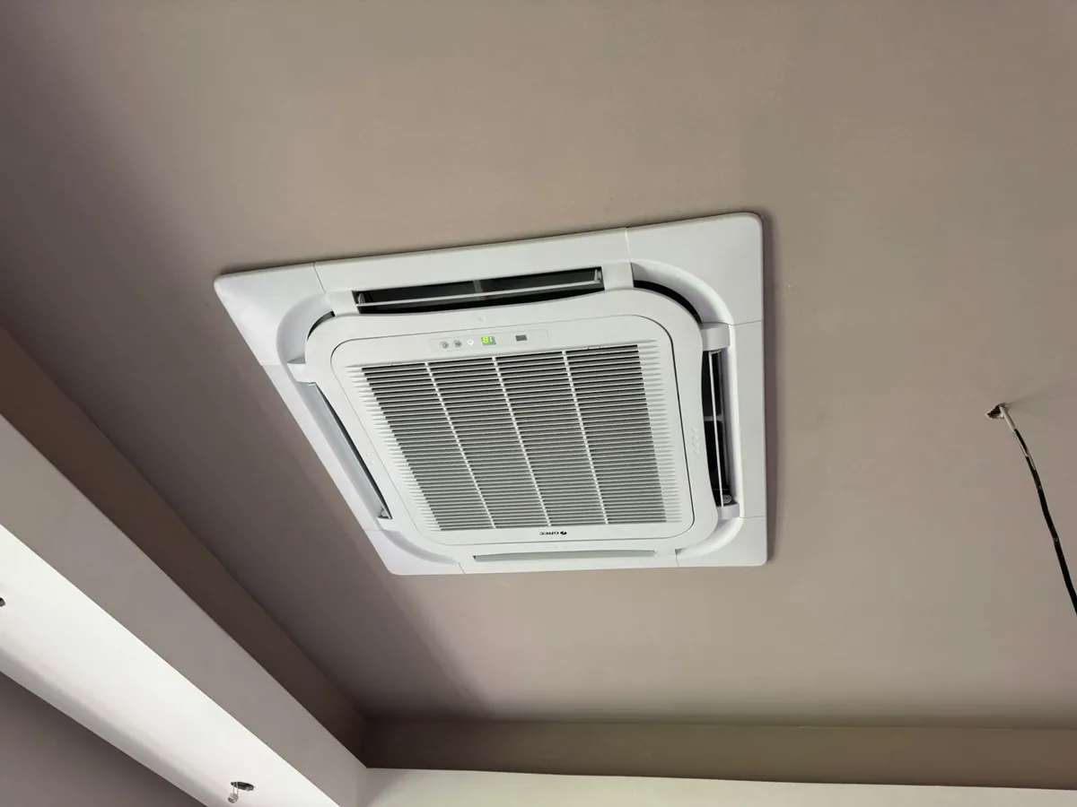 Cassette unit recessed into a room ceiling