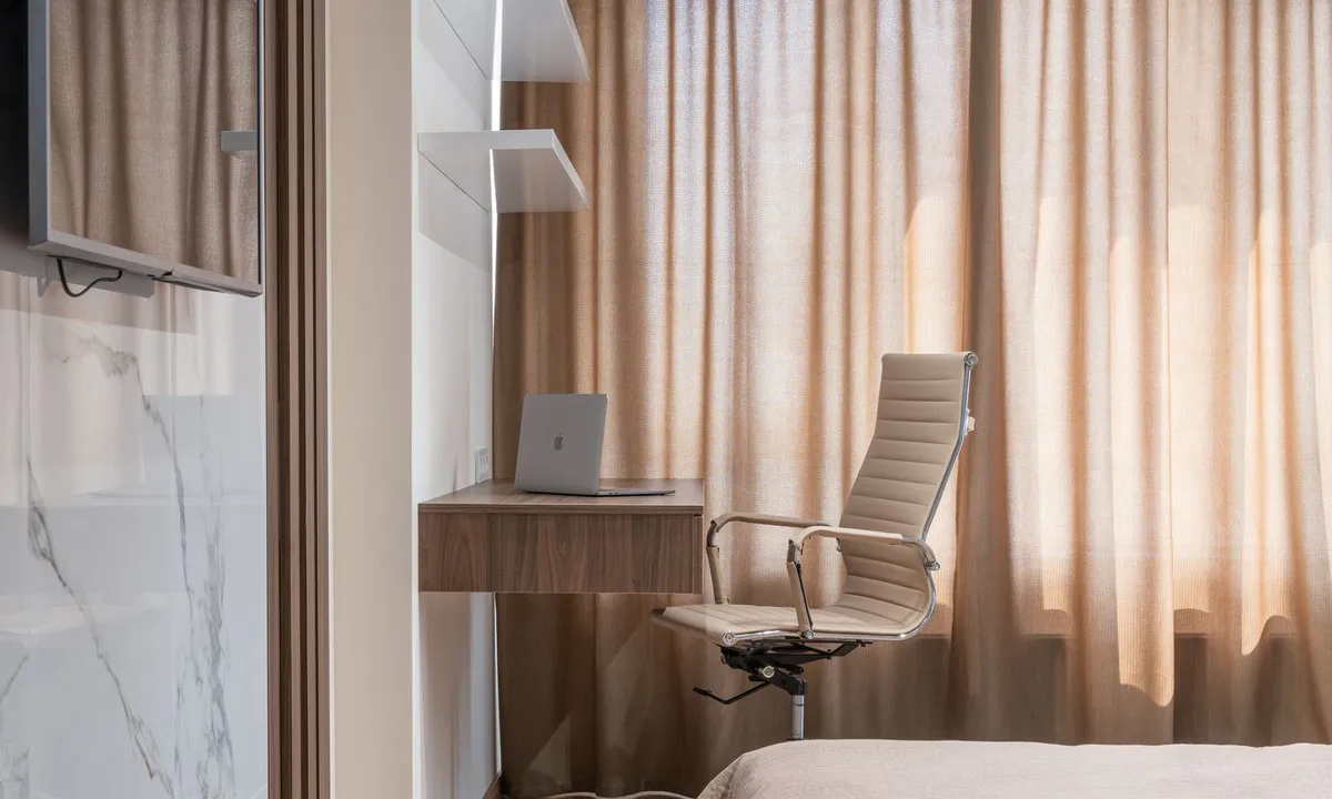 Dormitorio con espacio de trabajo junto a una ventana