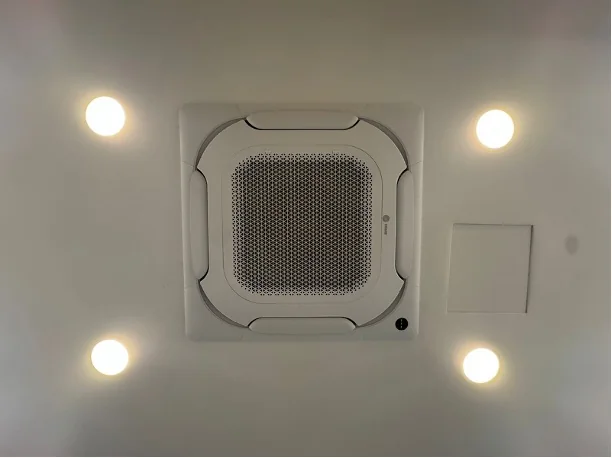 Unidad cassette instalada en el techo de un espacio comercial