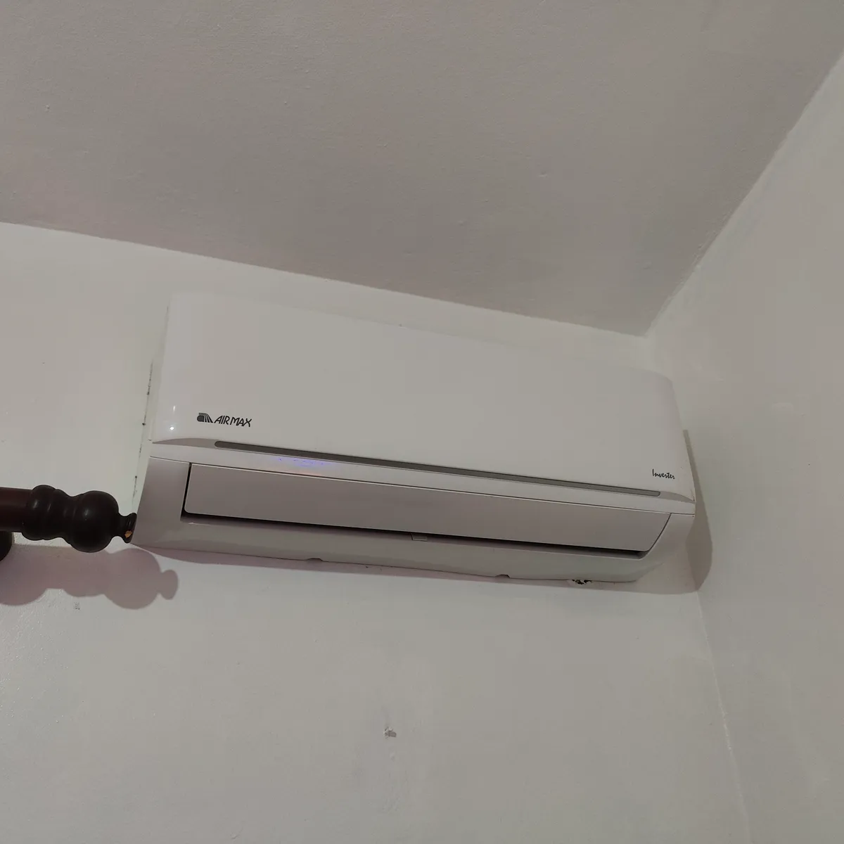 Air-conditioning unit mounted on an interior wall