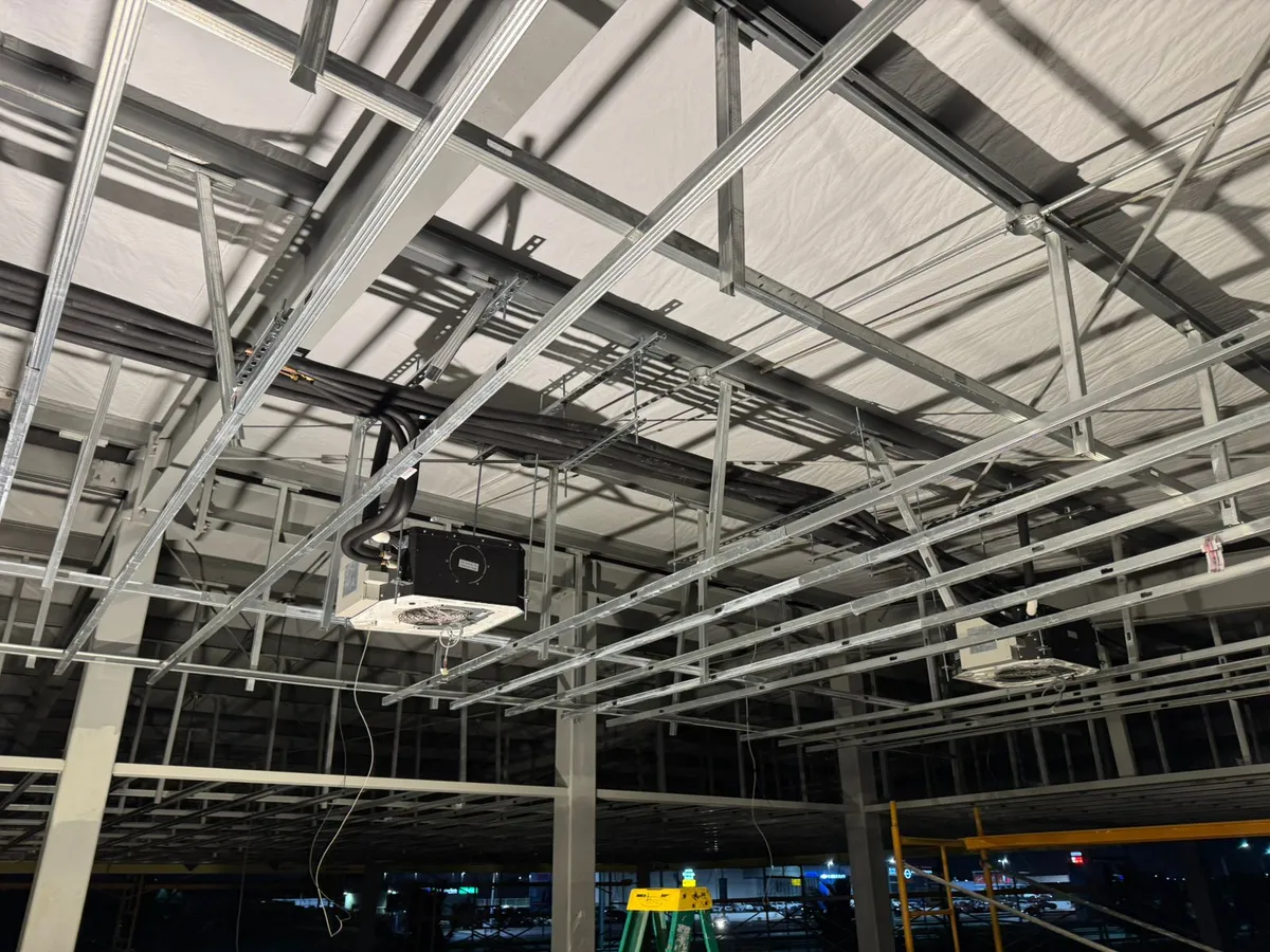 Unidades cassette y tuberías aisladas durante una instalación en construcción en Punta Cana