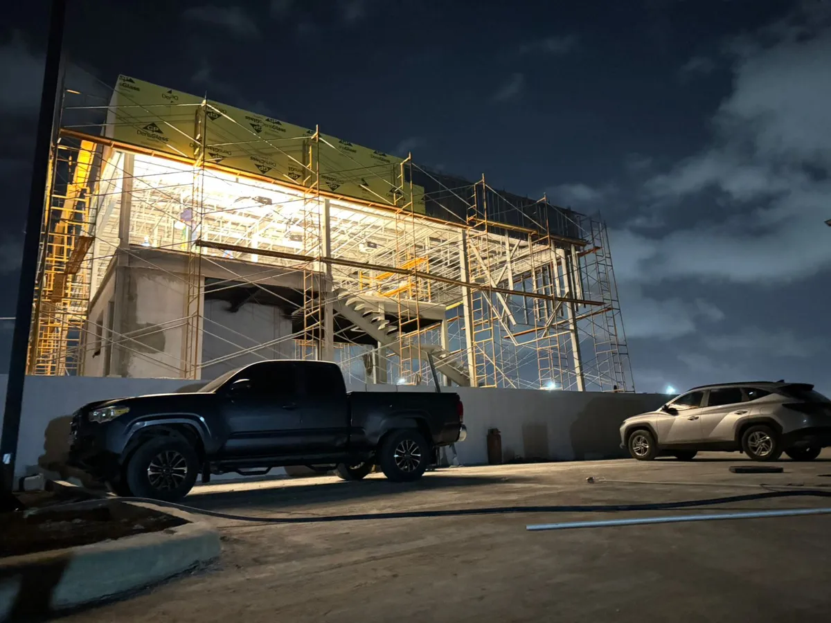 Exterior de un edificio comercial con andamios durante su construcción en Punta Cana